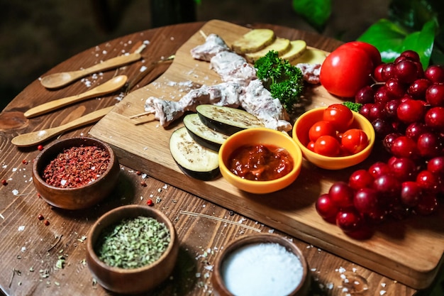 Składniki na blacie: warzywa i zioła